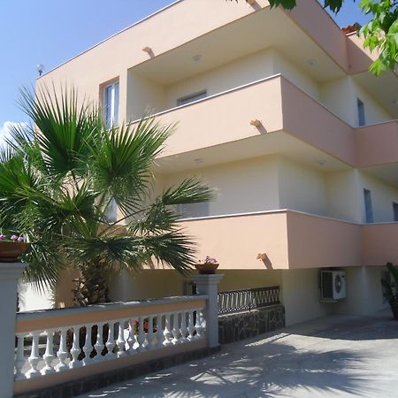 Villa Laura Residence Hotel Apartments & Studios Ашеа Екстер'єр фото