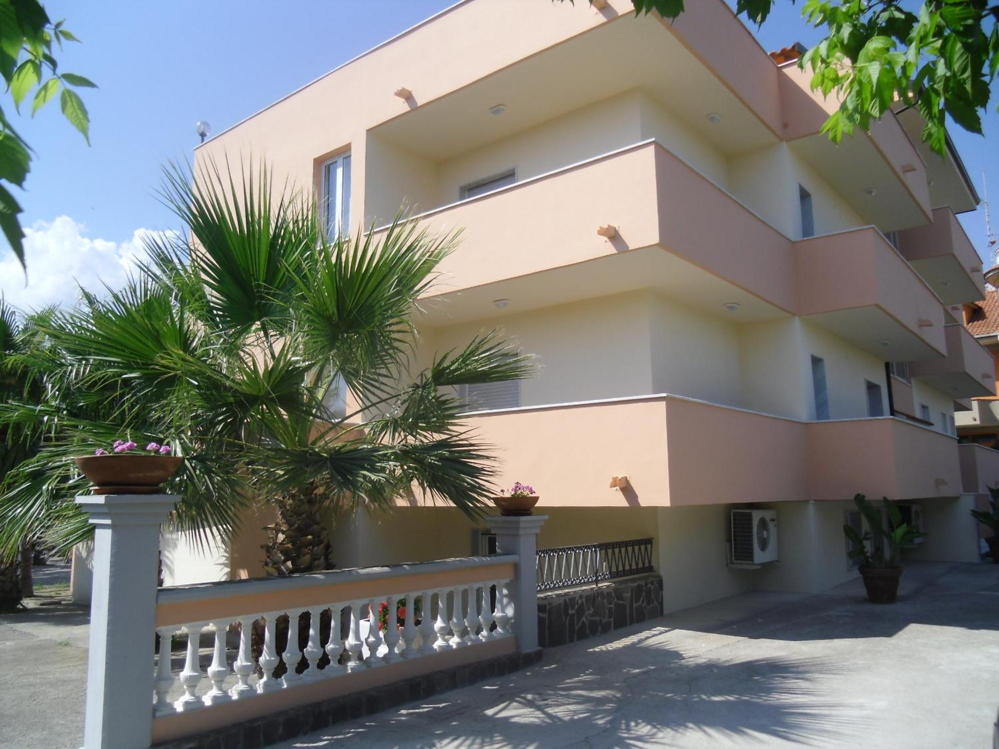 Villa Laura Residence Hotel Apartments & Studios Ашеа Екстер'єр фото