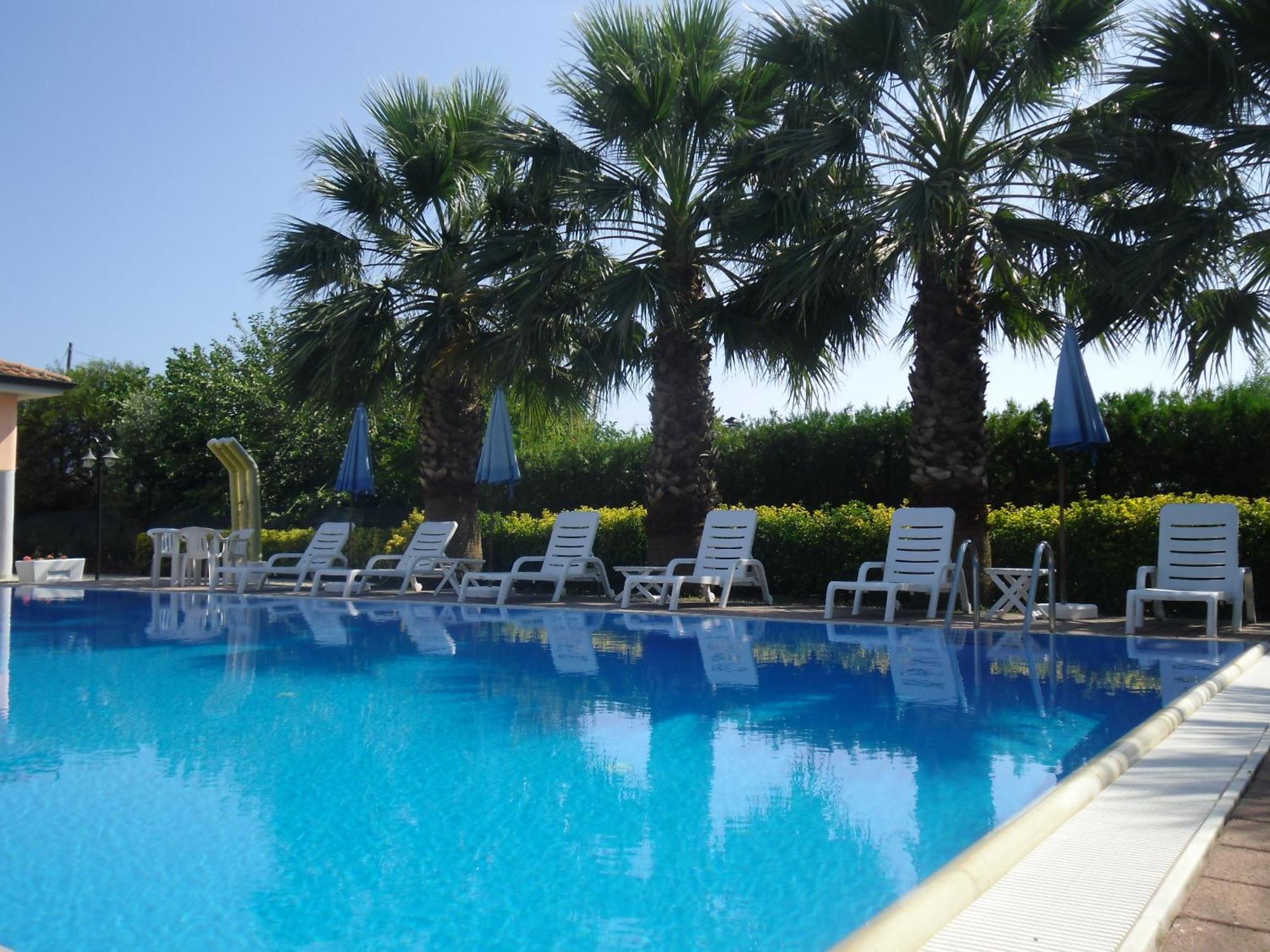 Villa Laura Residence Hotel Apartments & Studios Ашеа Екстер'єр фото